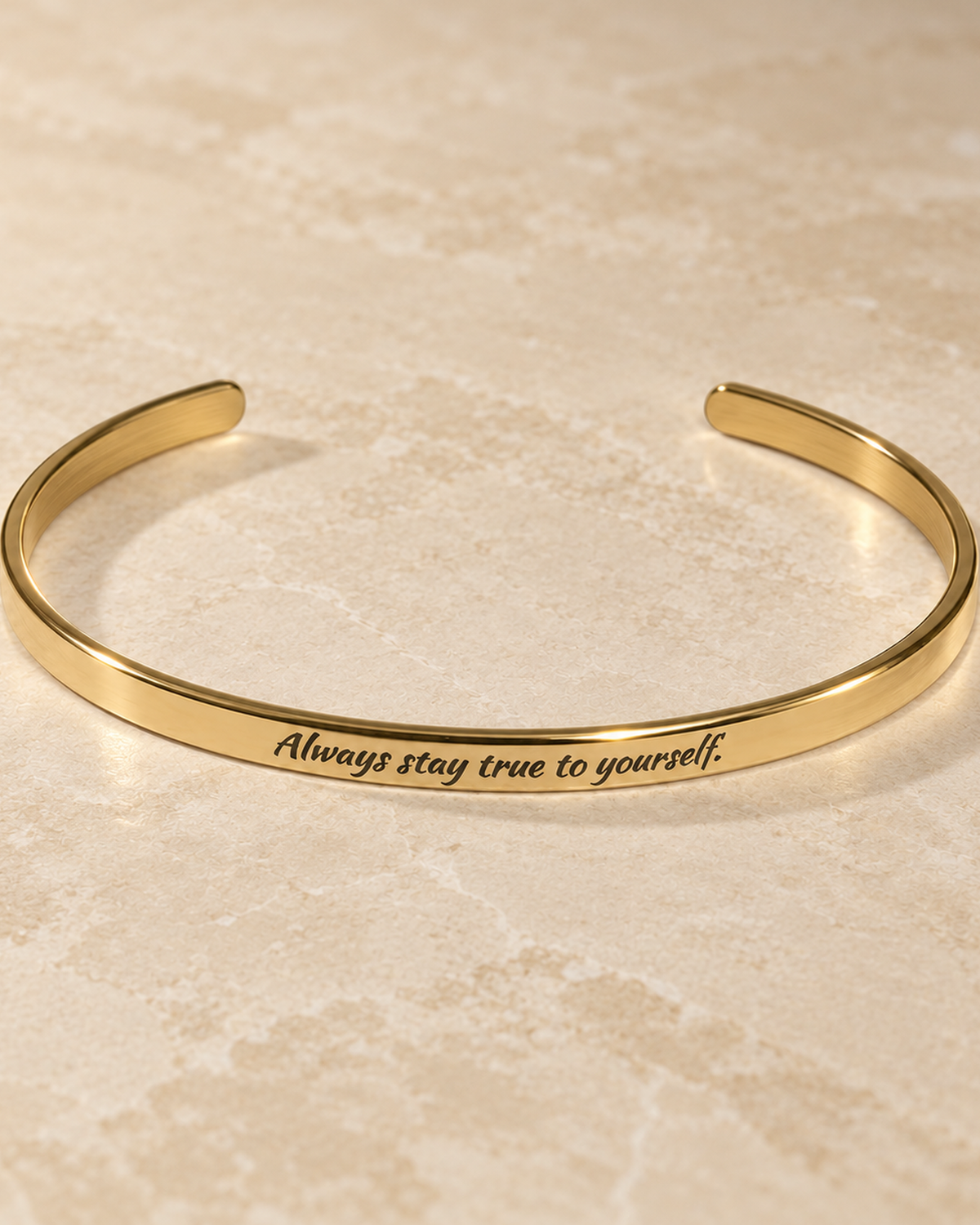 Goldfarbener Armreif mit der Außengravur Always stay true to yourself all-groups