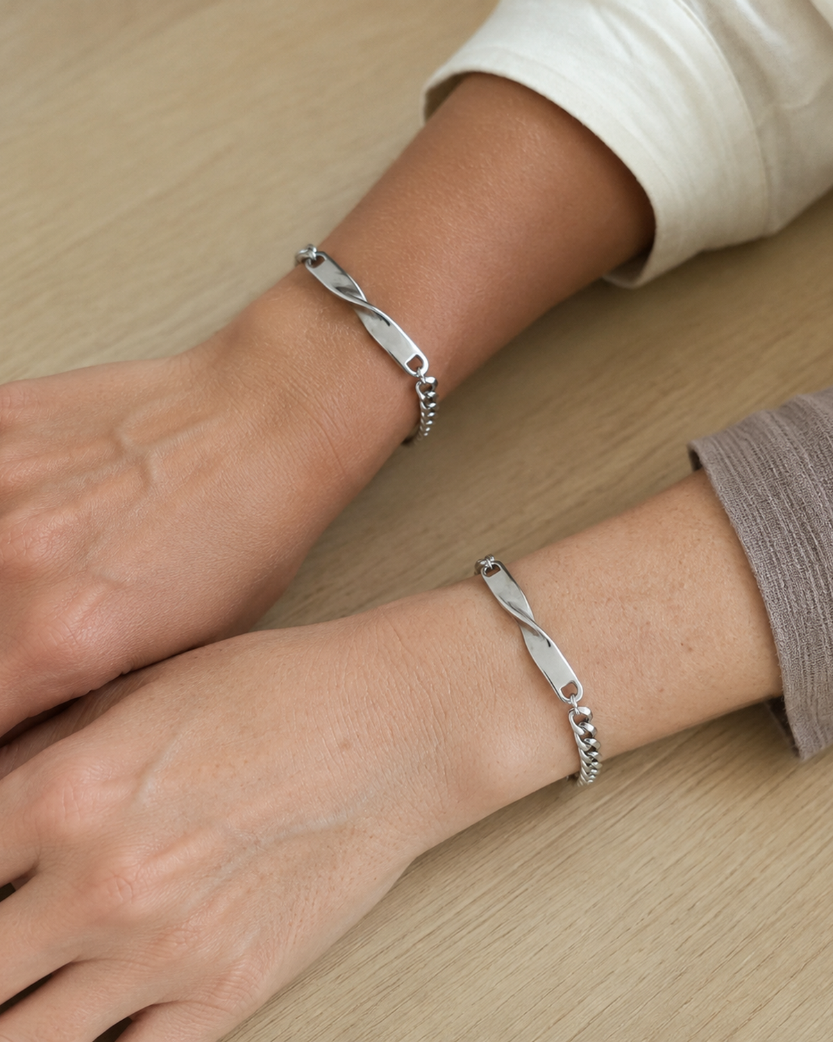 Zwei Freundinnen tragen silberne Twist Armbänder in der großen Ausführung all-groups