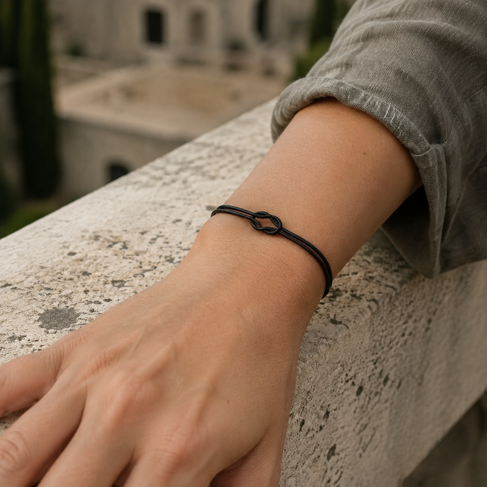 Schwarzes Knot Knotenarmband am Damenhandgelenk all-groups