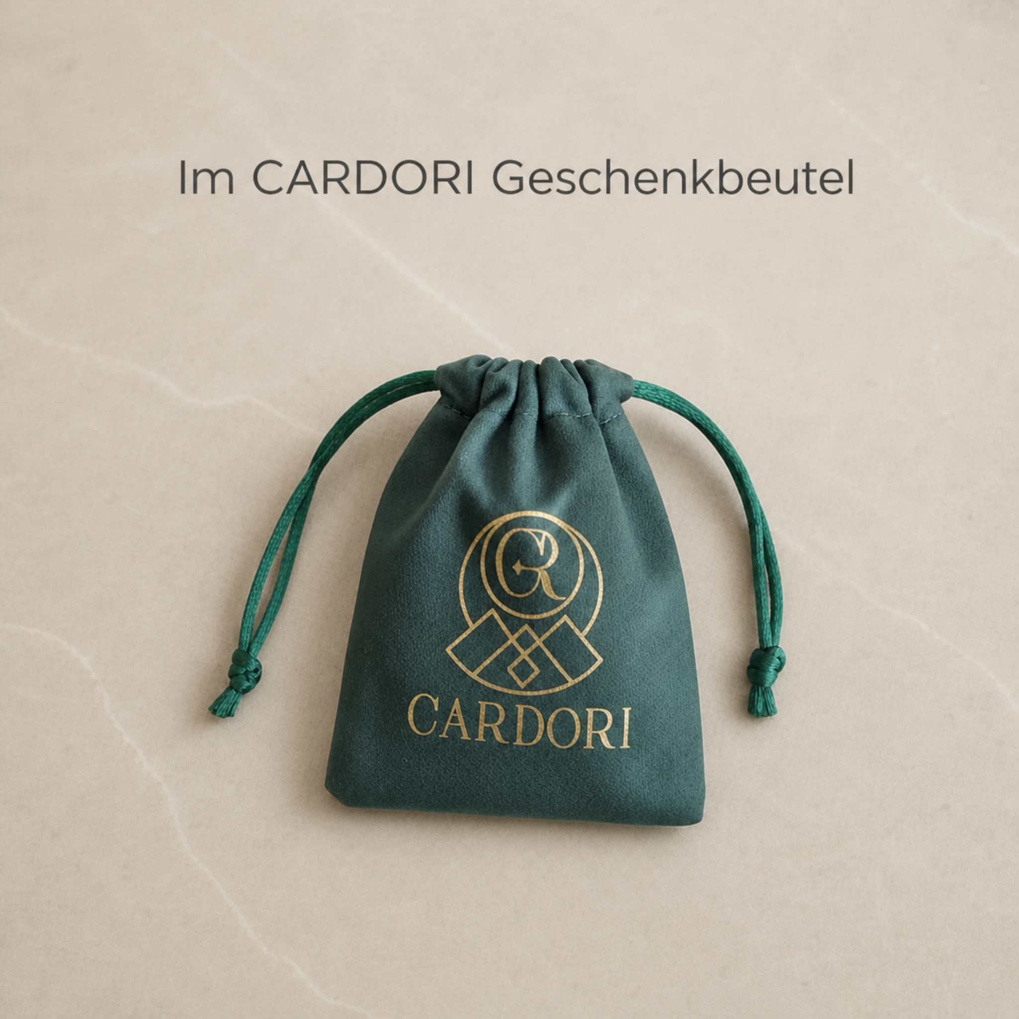 Grüner CARDORI-Samtbeutel als Geschenkverpackung für den Schlüsselanhänger. | all-groups
