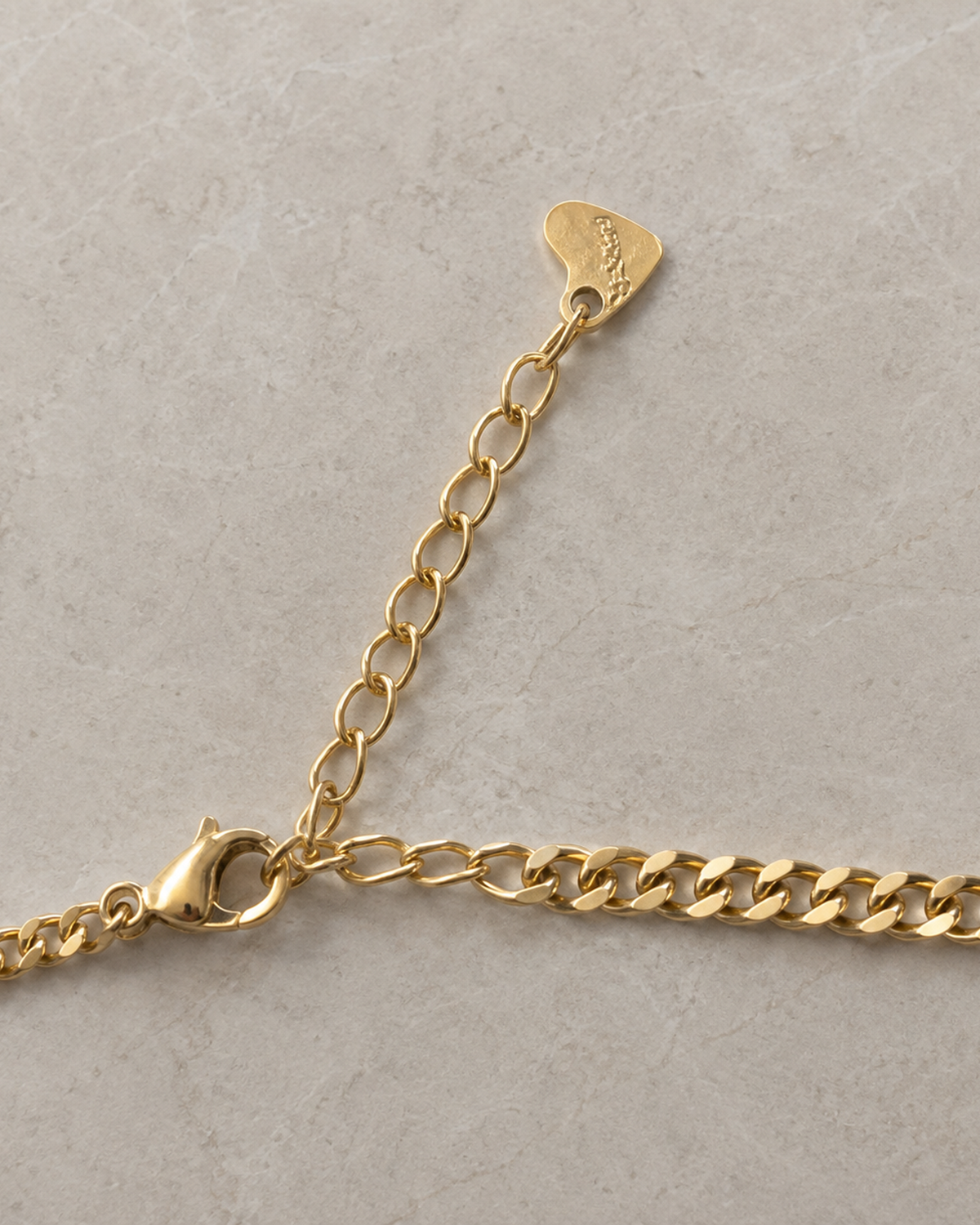 Goldener Karabiner und Verlängerungskette mit Herz-Endstück am Twist Armband all-groups