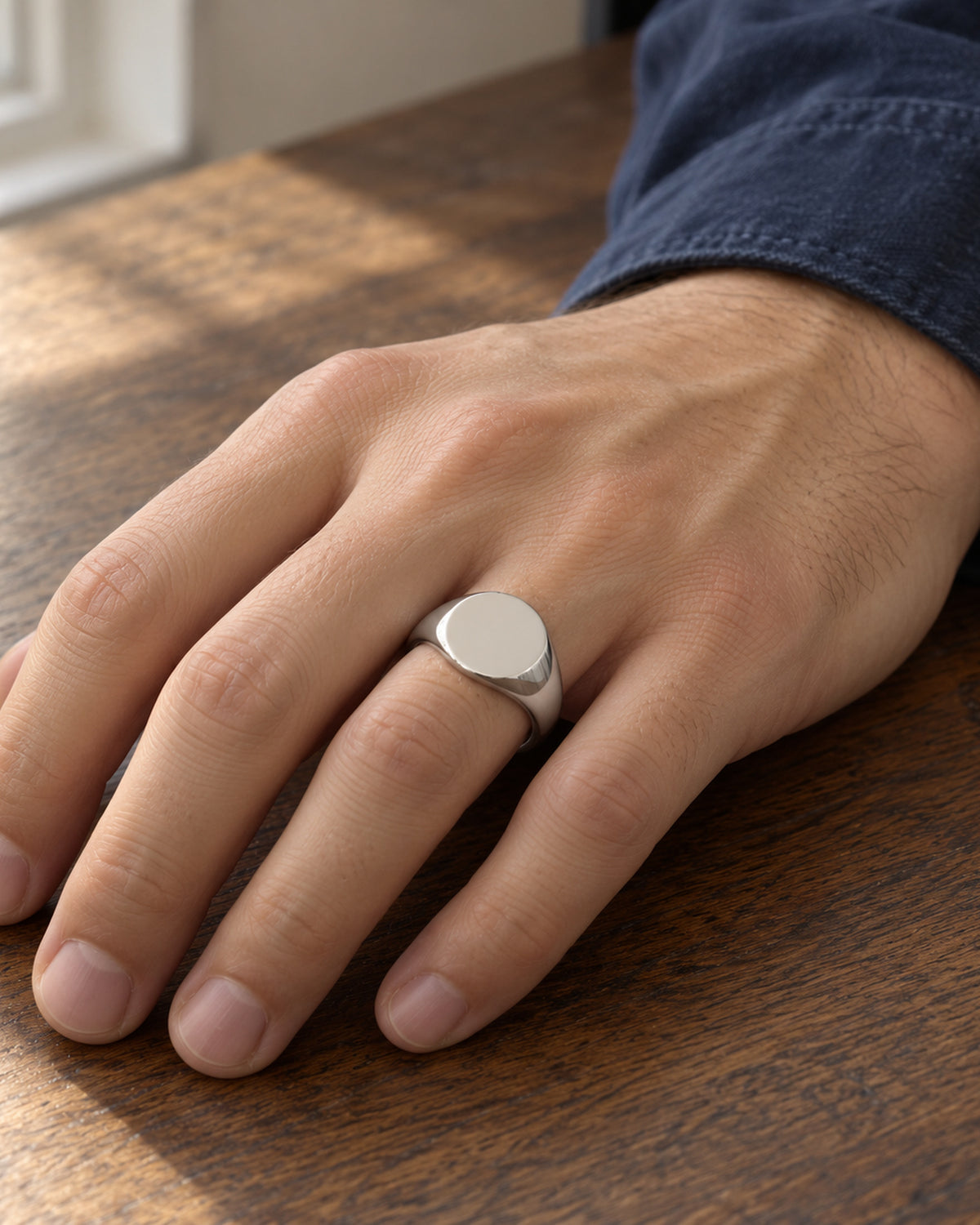 Coin Ring Silber ohne Gravur an einer Hand auf Holz, KI-generierte Trageszene