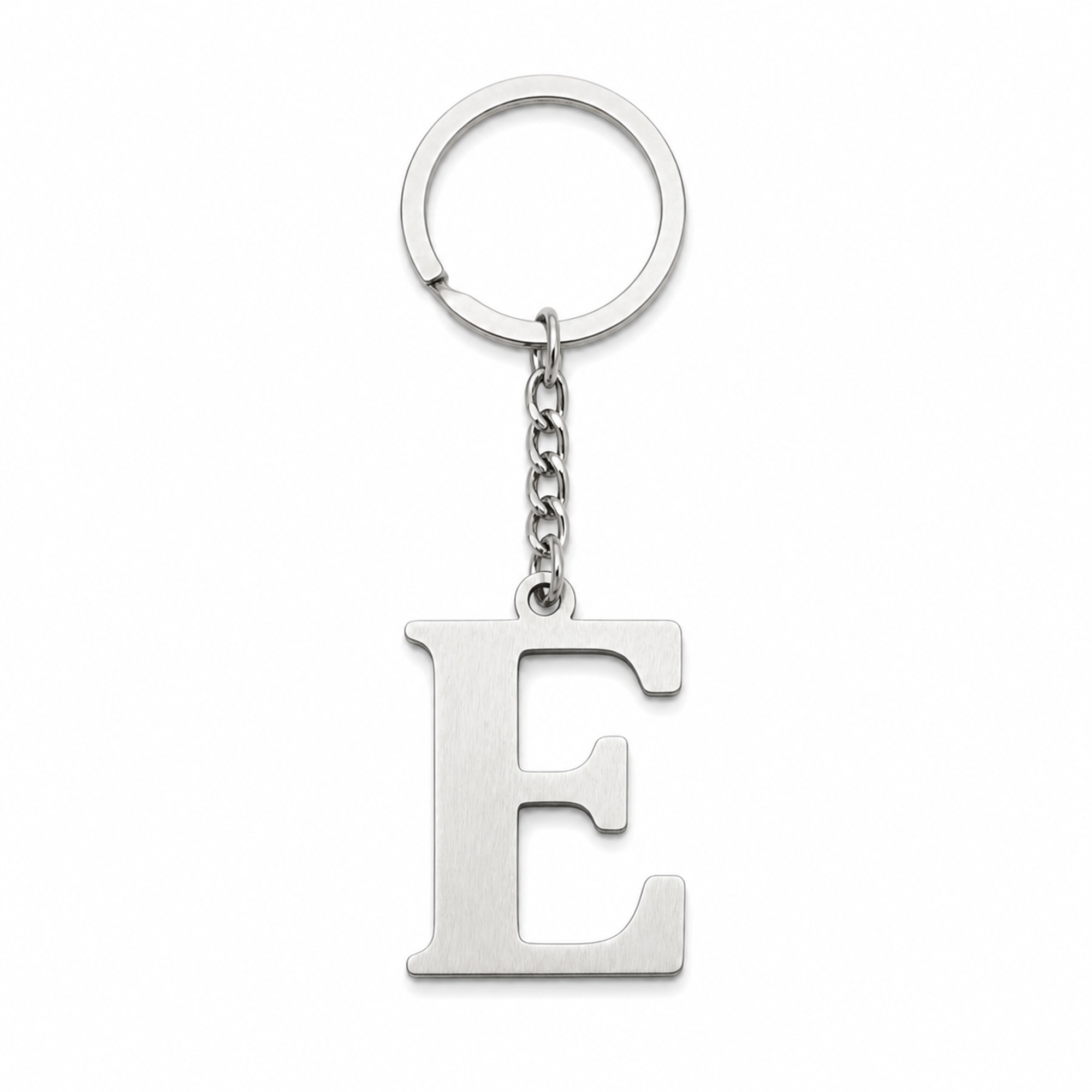 Silberfarbener Initial-E-Schlüsselanhänger aus Edelstahl, frontal auf weißem Studiohintergrund.