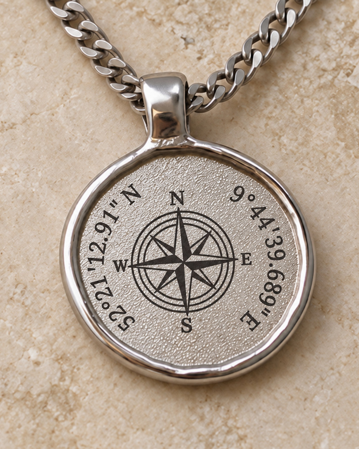 Silberfarbener Relic Coin Anhänger mit digitalem Kompassmotiv und Koordinaten. all-groups