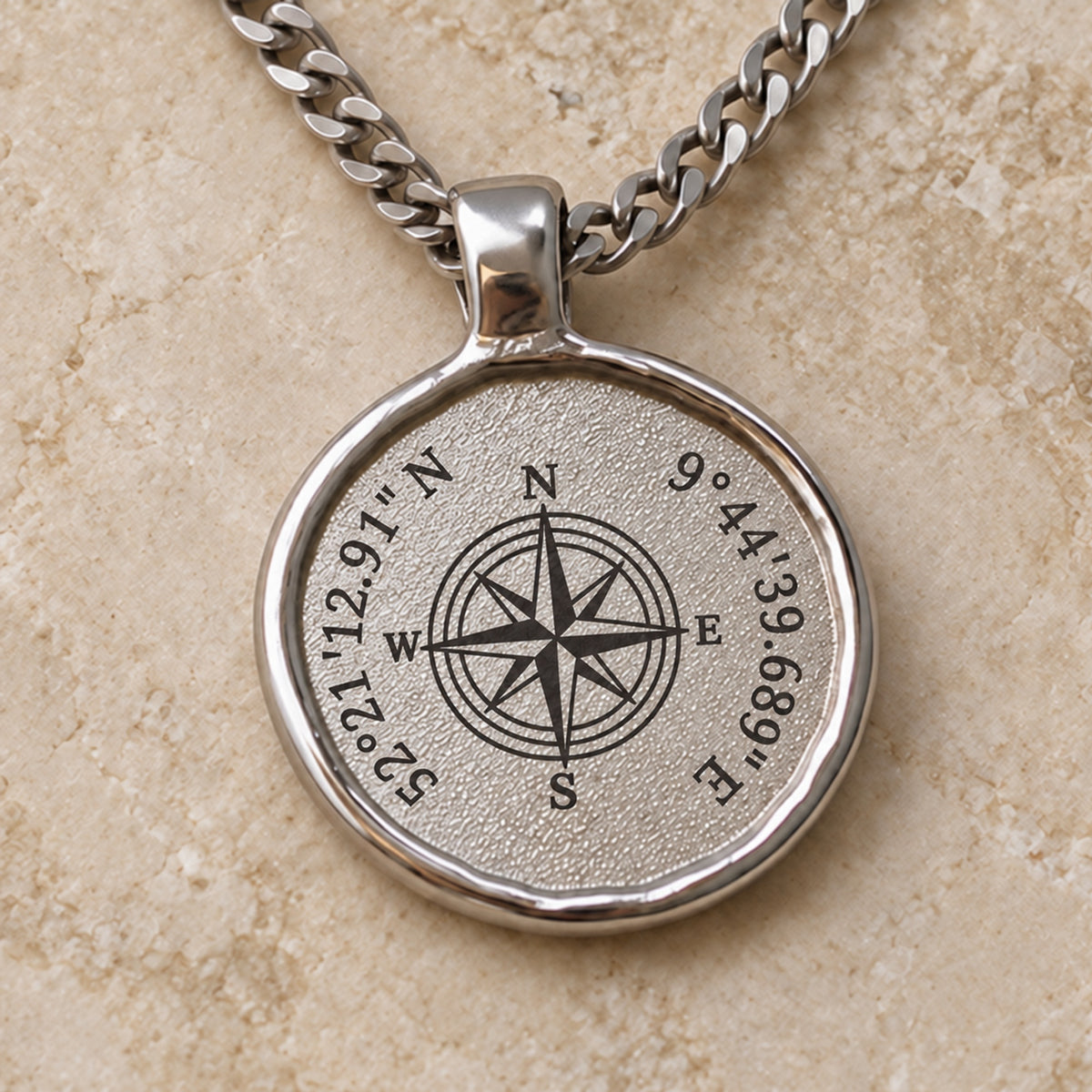 Silberfarbener Relic Coin Anhänger mit digitalem Kompassmotiv und Koordinaten. all-groups