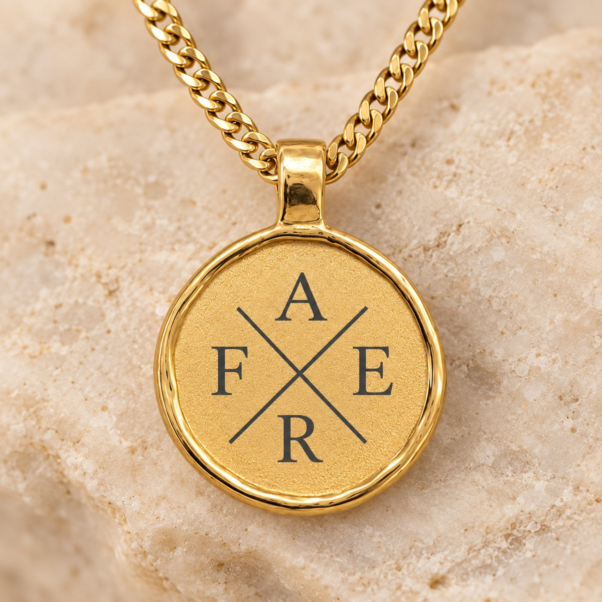 Goldfarbener Relic Coin Anhänger mit feinem digitalen Initialenkreuz A, E, R und F. all-groups