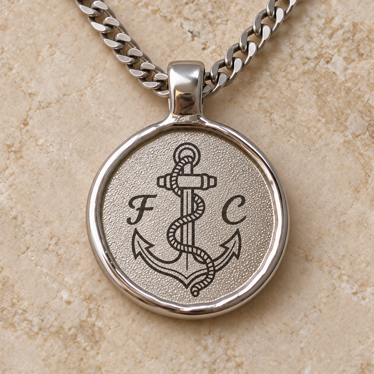Silberfarbener Relic Coin Anhänger mit digitalem Ankermotiv und Initialen F und C. all-groups