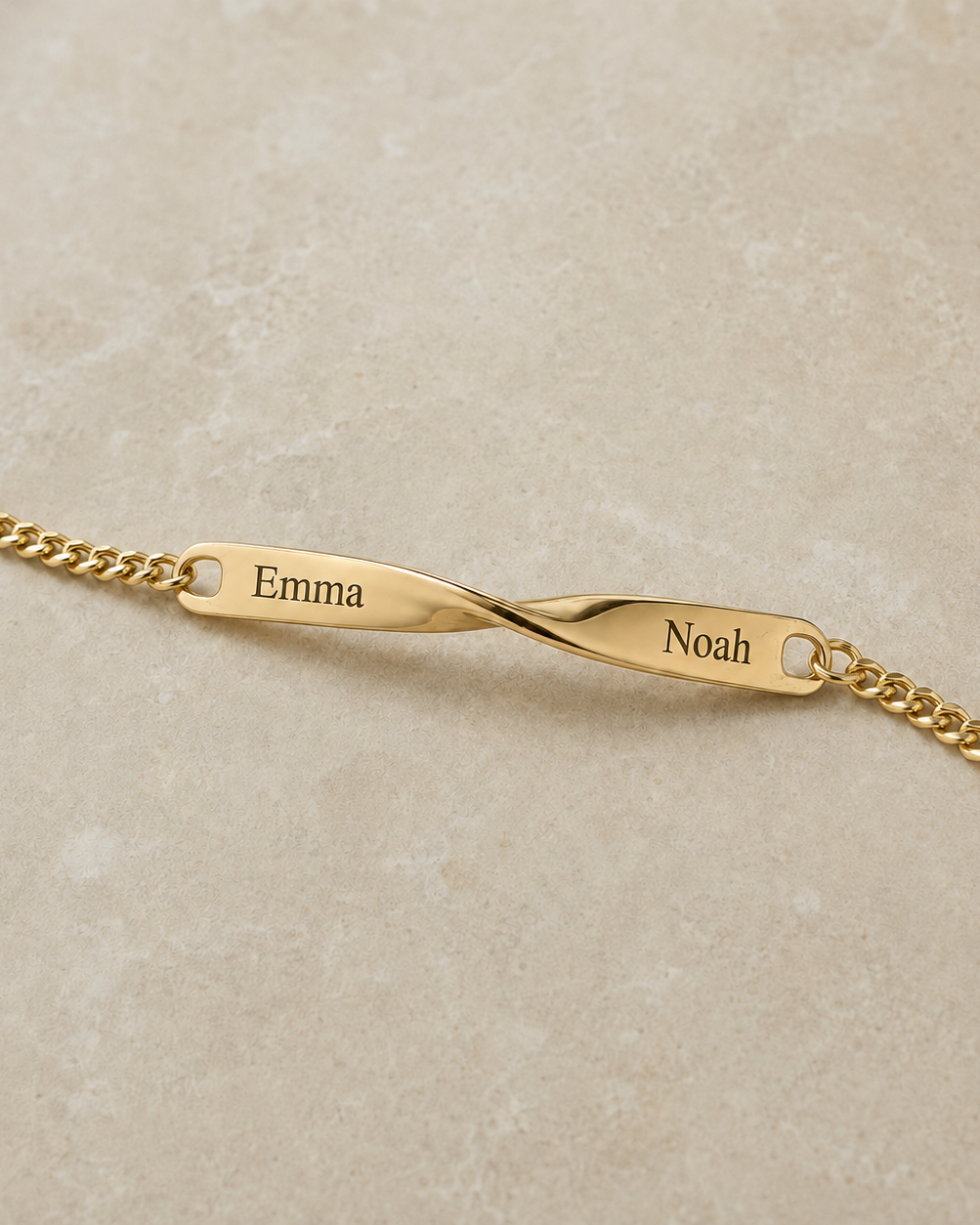 Twist Armband in Gold mit Beispielgravur Emma und Noah im Detail all-groups