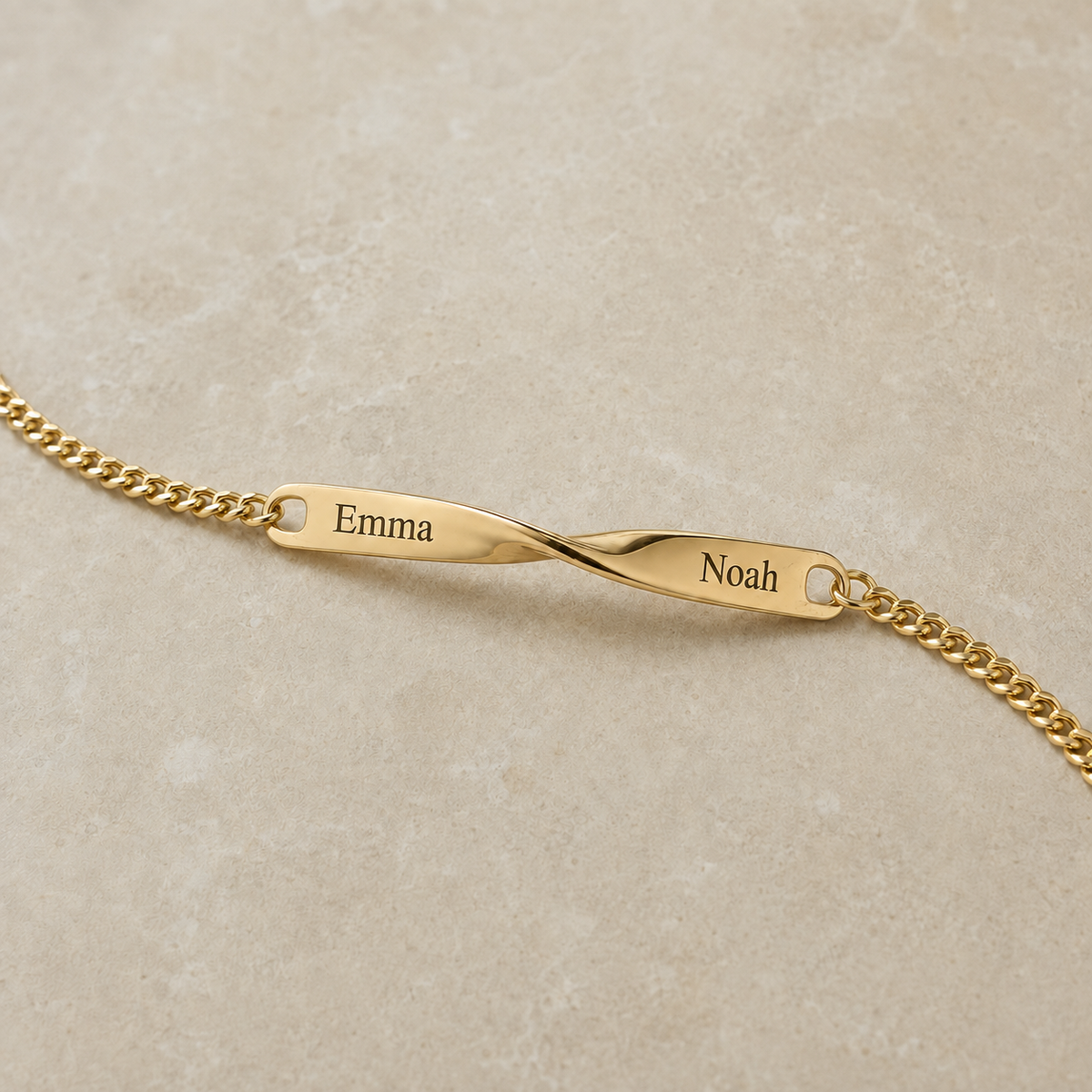 Twist Armband in Gold mit Beispielgravur Emma und Noah im Detail all-groups