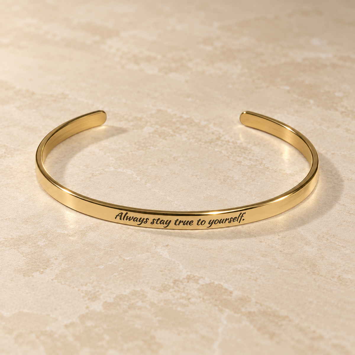 Goldfarbener Armreif mit der Außengravur Always stay true to yourself all-groups