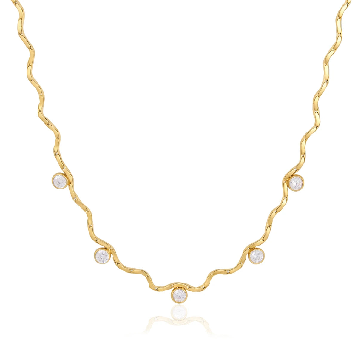 Goldene Wellenkette mit fünf Zirkonia auf weißem Hintergrund