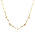 Goldene Wellenkette mit fünf Zirkonia auf weißem Hintergrund