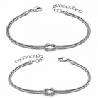 Knot Armband-Set Silber und Silber auf weißem Hintergrund