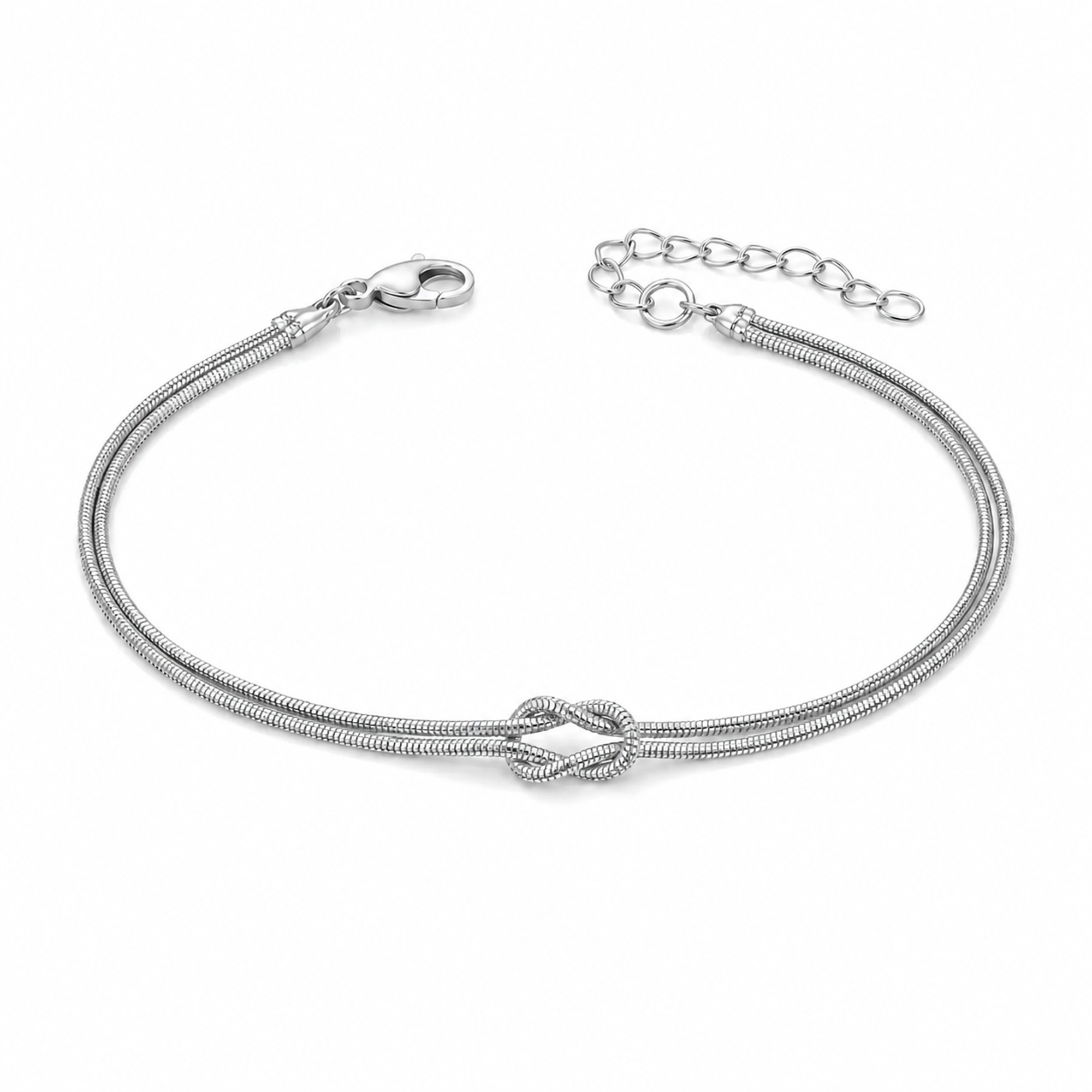 Silberfarbenes Knot Knotenarmband aus Edelstahl auf weißem Hintergrund