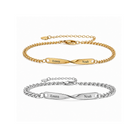 Twist Armband-Set mit Gold oben und Silber unten auf weißem Hintergrund