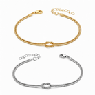 Knot Armband-Set Gold und Silber auf weißem Hintergrund