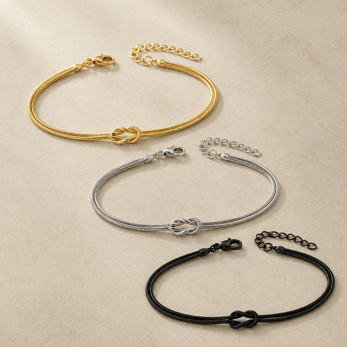 Knot Knotenarmband in Gold, Silber und Schwarz auf CARDORI Mineralhintergrund all-groups