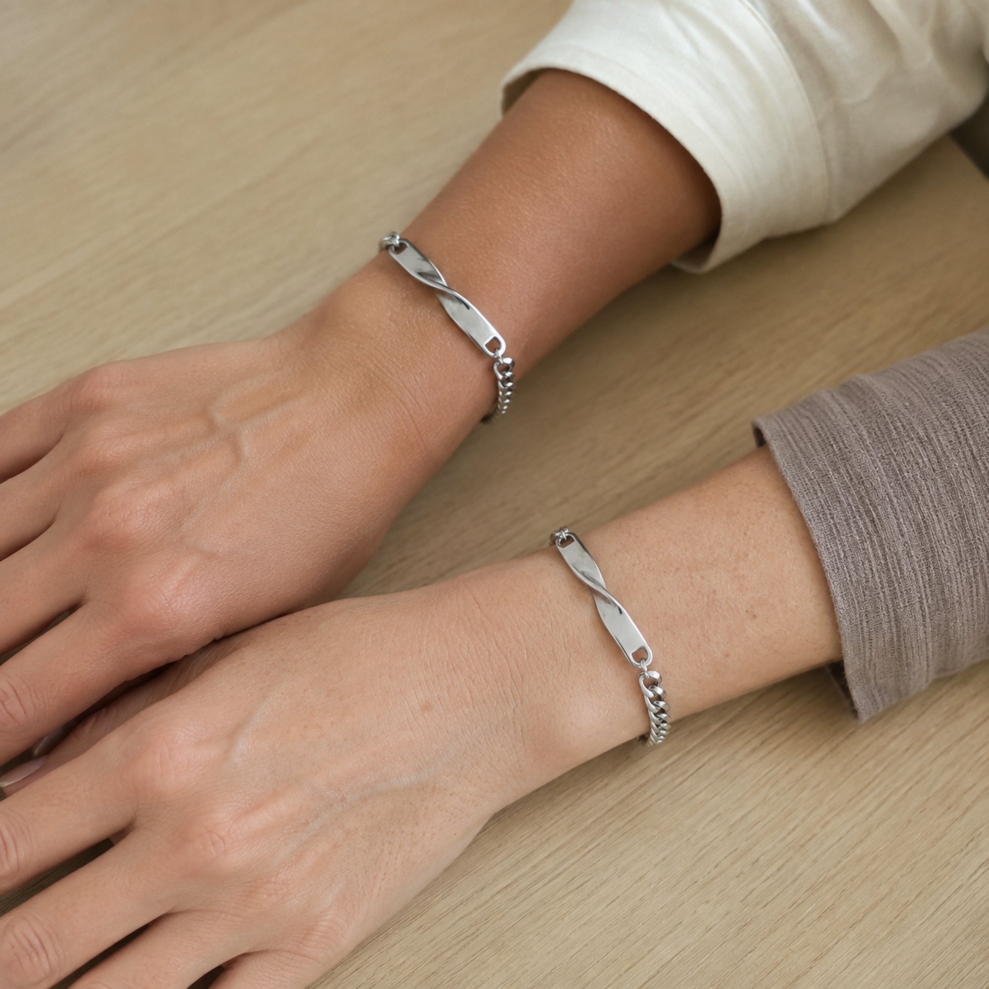 Zwei Freundinnen tragen silberne Twist Armbänder in der großen Ausführung all-groups