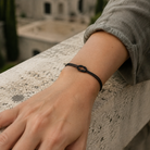 Schwarzes Knot Knotenarmband am Damenhandgelenk all-groups