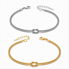 Knot Armband-Set Silber oben und Gold unten auf weißem Hintergrund