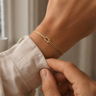 Knot Armband goldfarben am Handgelenk getragen all-groups