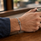 Knot Armband silberfarben am Handgelenk getragen all-groups