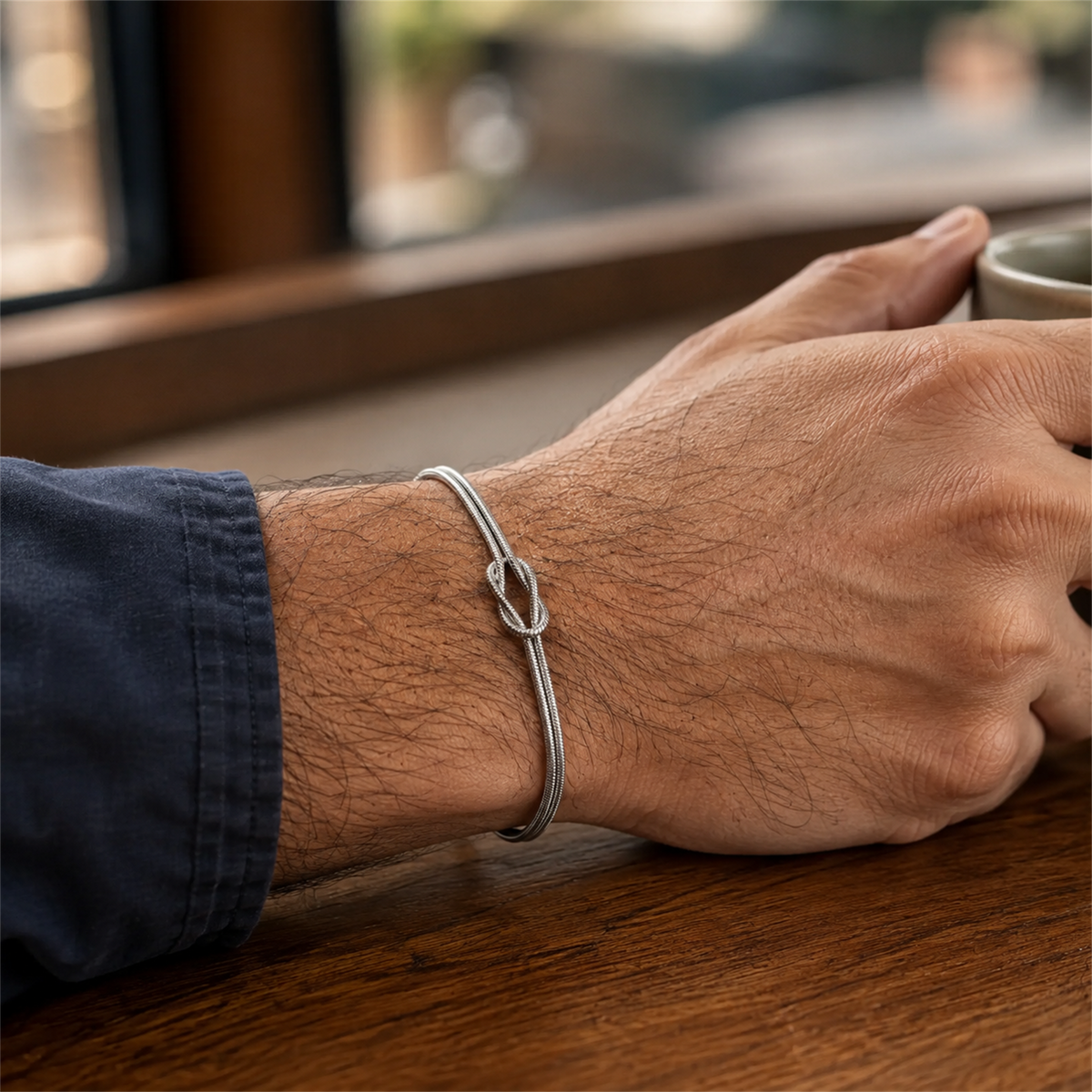 Knot Armband silberfarben am Handgelenk getragen all-groups