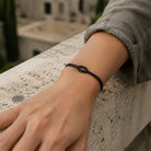 Knot Armband schwarz am Handgelenk getragen all-groups