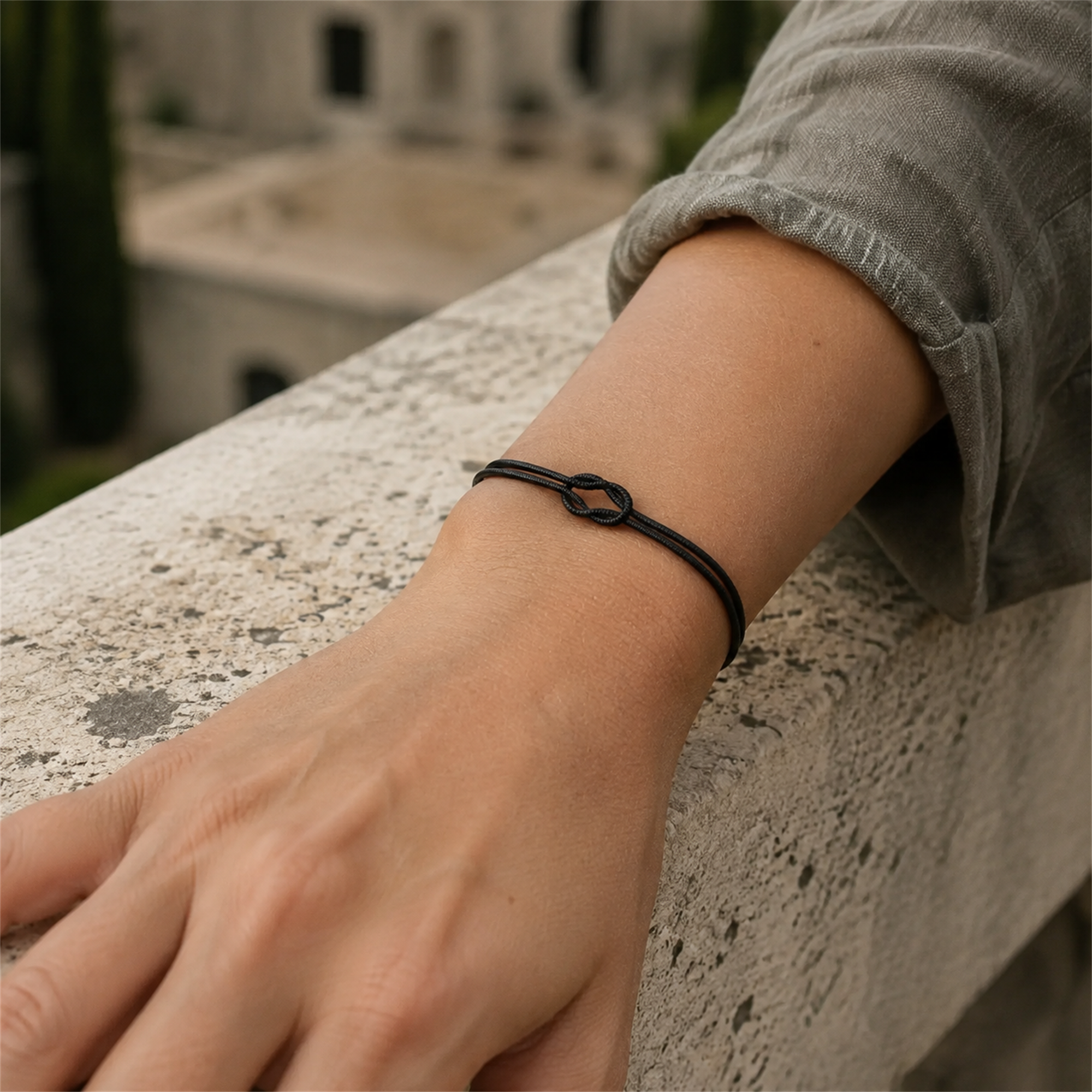 Knot Armband schwarz am Handgelenk getragen all-groups