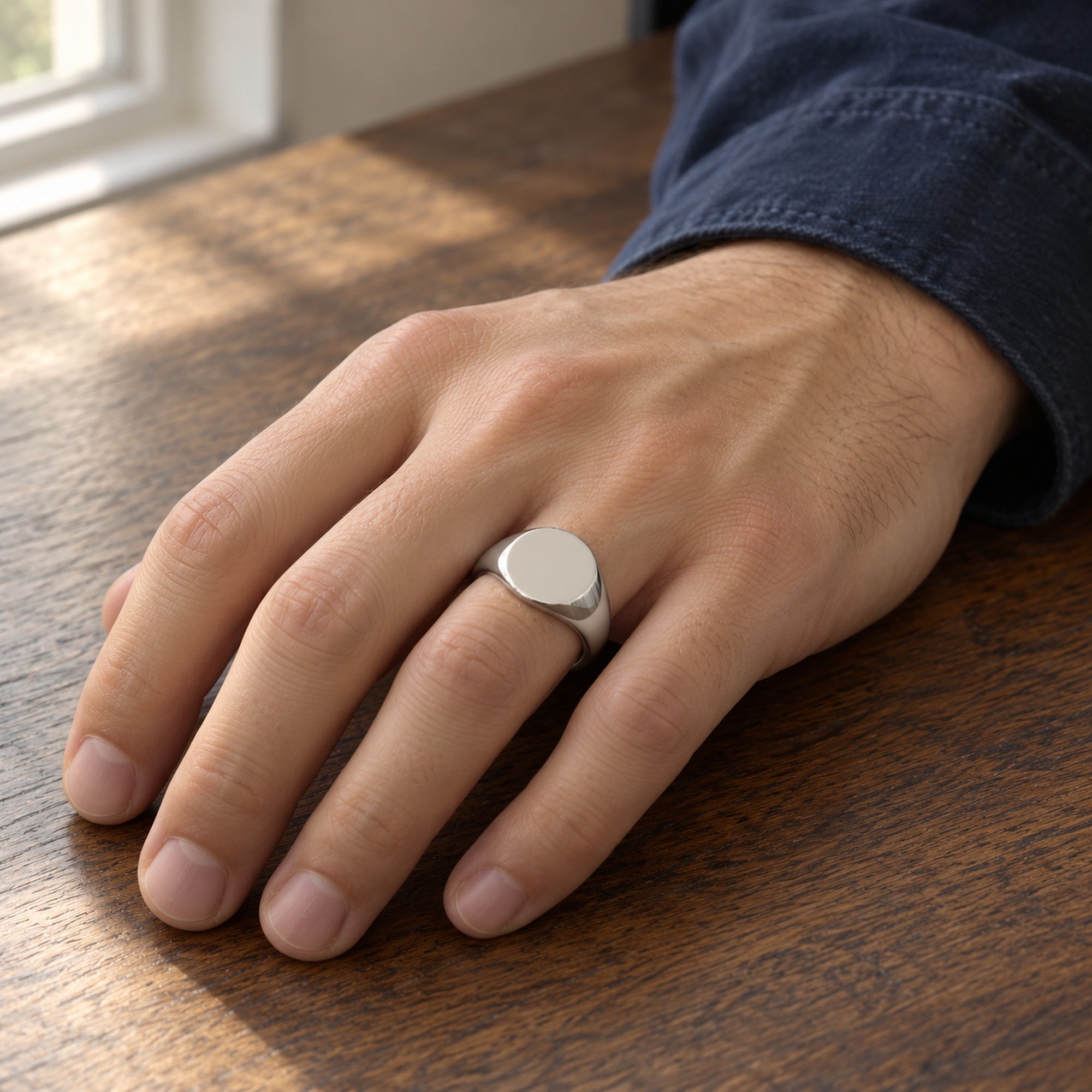 Coin Ring Silber ohne Gravur an einer Hand auf Holz, KI-generierte Trageszene