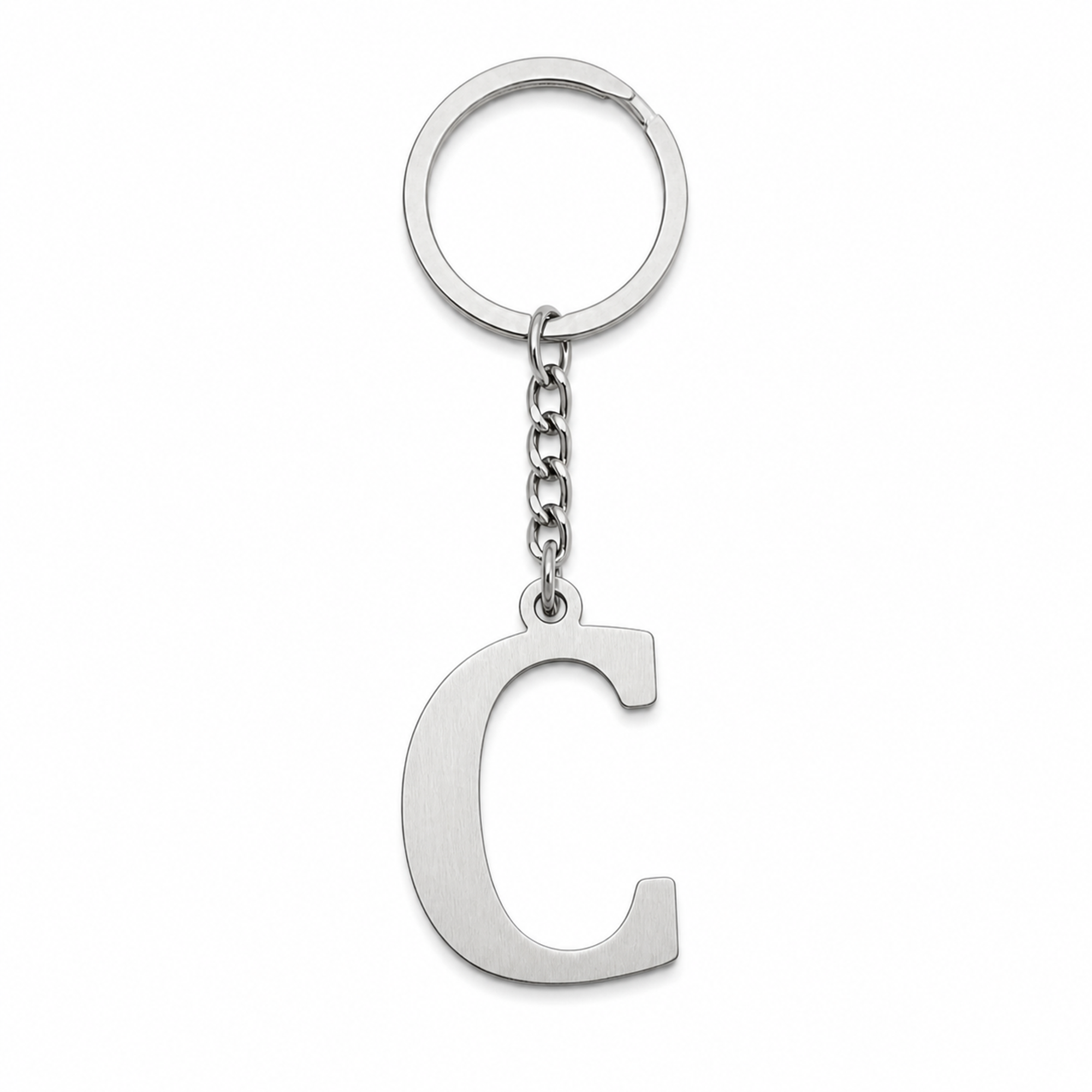 Silberfarbener Initial-C-Schlüsselanhänger aus Edelstahl, frontal auf weißem Studiohintergrund.