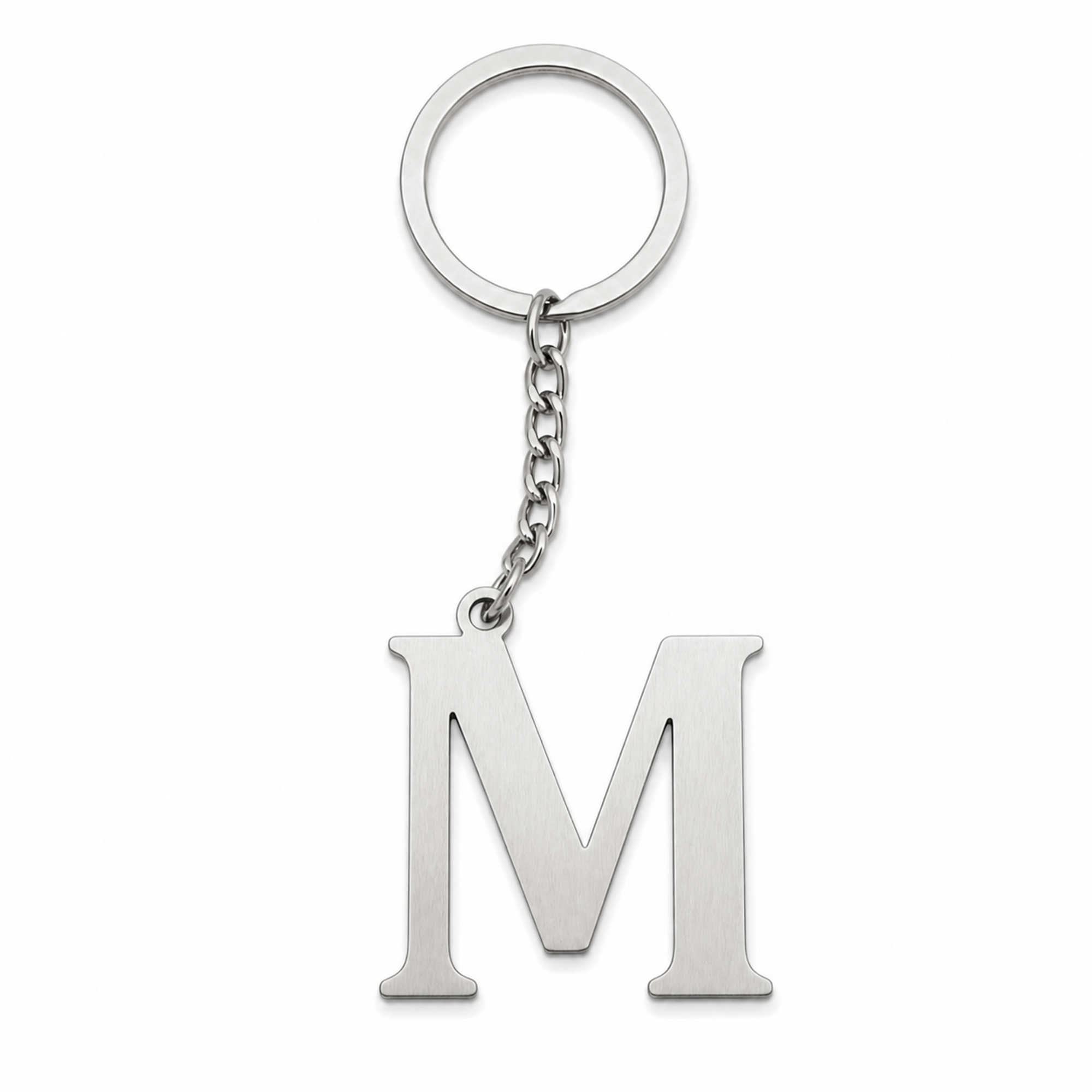 Silberfarbener Initial-M-Schlüsselanhänger aus Edelstahl, frontal auf weißem Studiohintergrund.