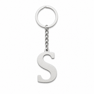 Silberfarbener Initial-S-Schlüsselanhänger aus Edelstahl, frontal auf weißem Studiohintergrund.