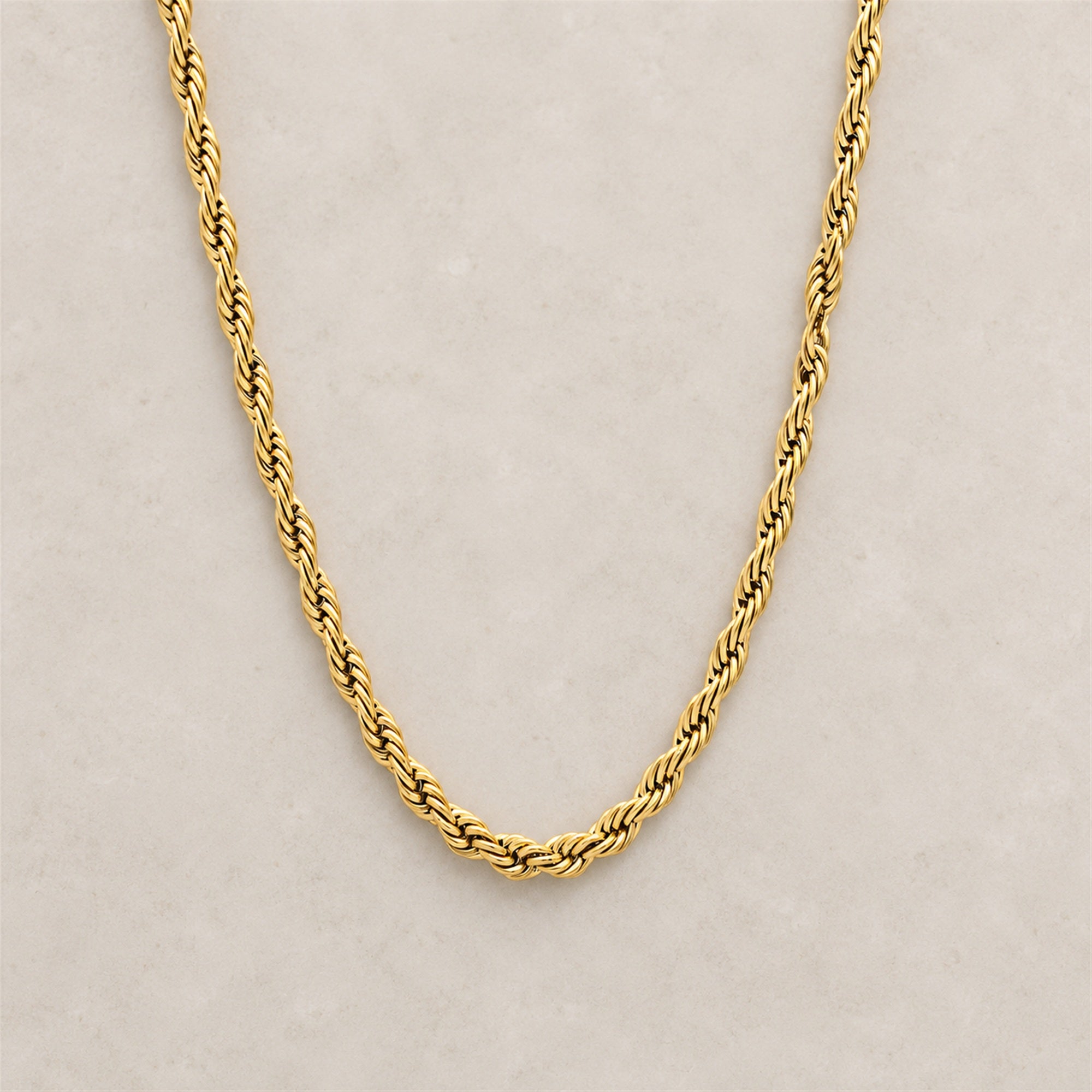 Rope Halskette in Gold mit gedrehter Struktur auf hellem Stein all-groups