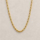 Rope Halskette in Gold mit gedrehter Struktur auf hellem Stein all-groups