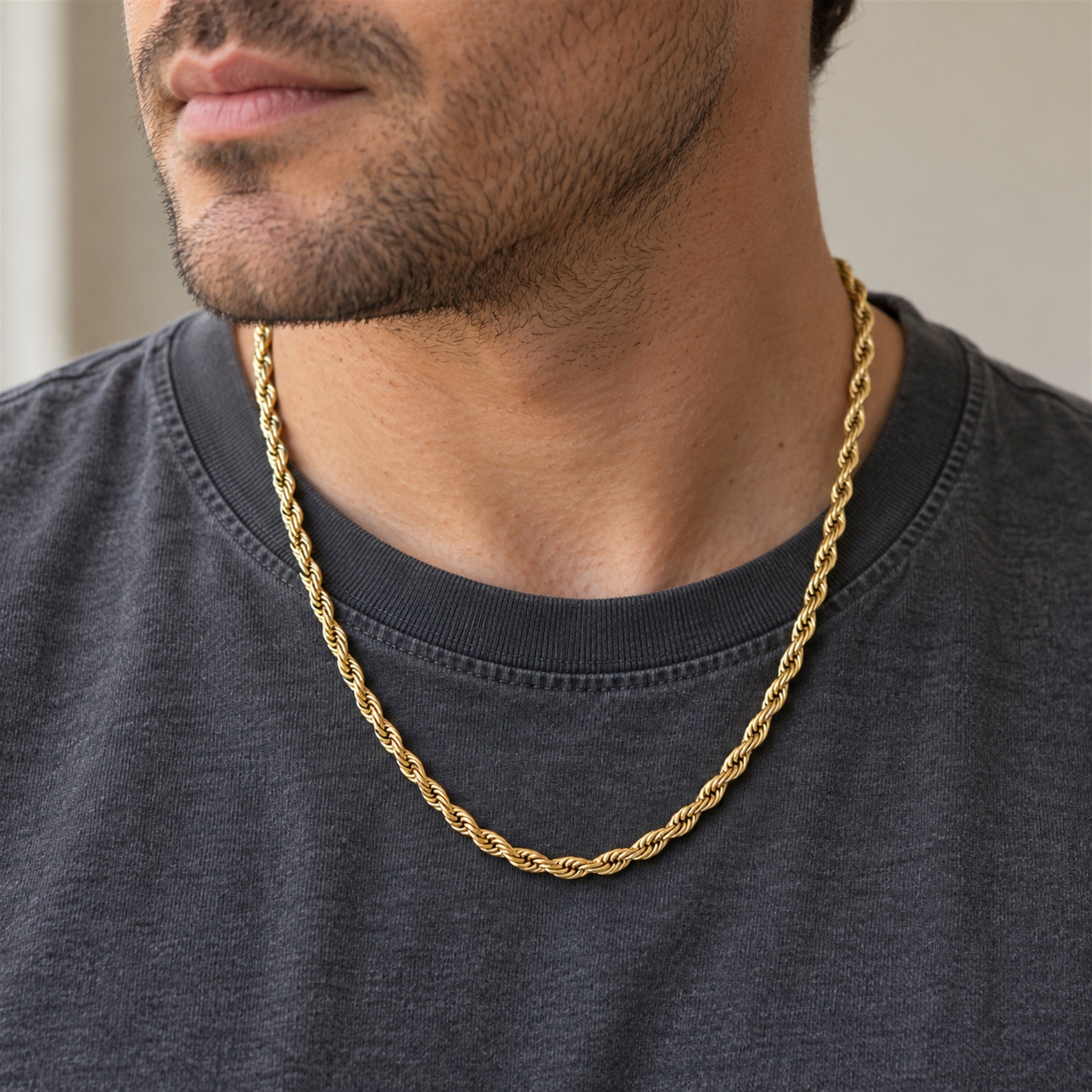 Goldfarbene Rope Halskette getragen über einem dunklen Shirt all-groups
