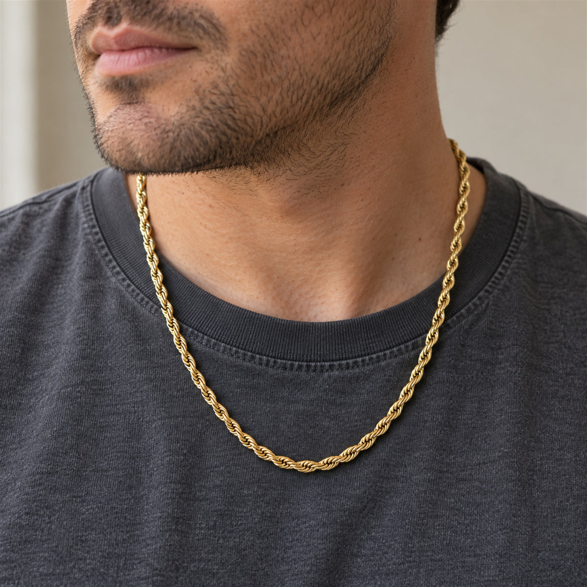 Goldfarbene Rope Halskette getragen über einem dunklen Shirt all-groups