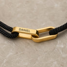 Lasergravur auf dem goldfarbenen Link Armband im Detail