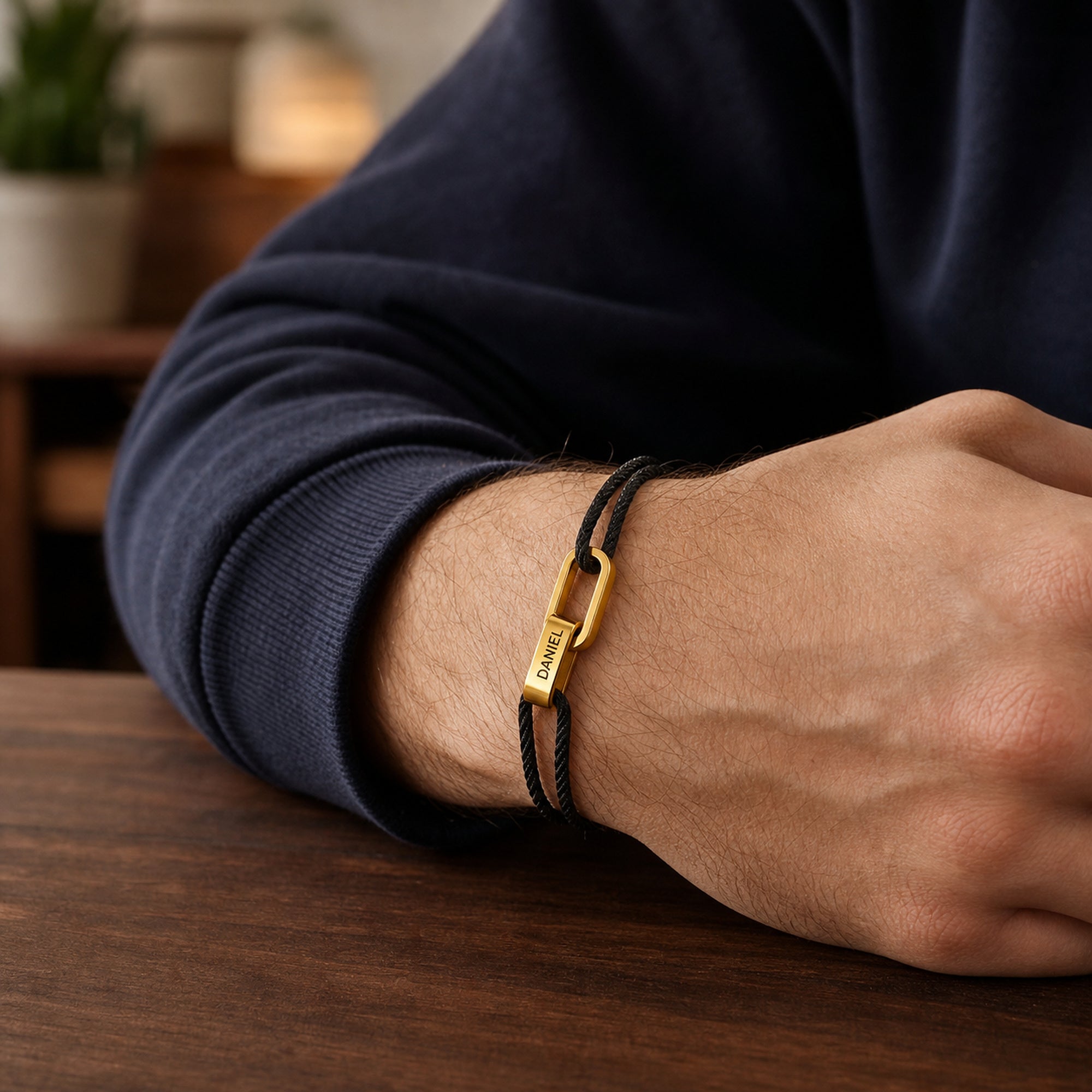 Mann trägt verstellbares Edelstahl-Kordelarmband mit Gravur