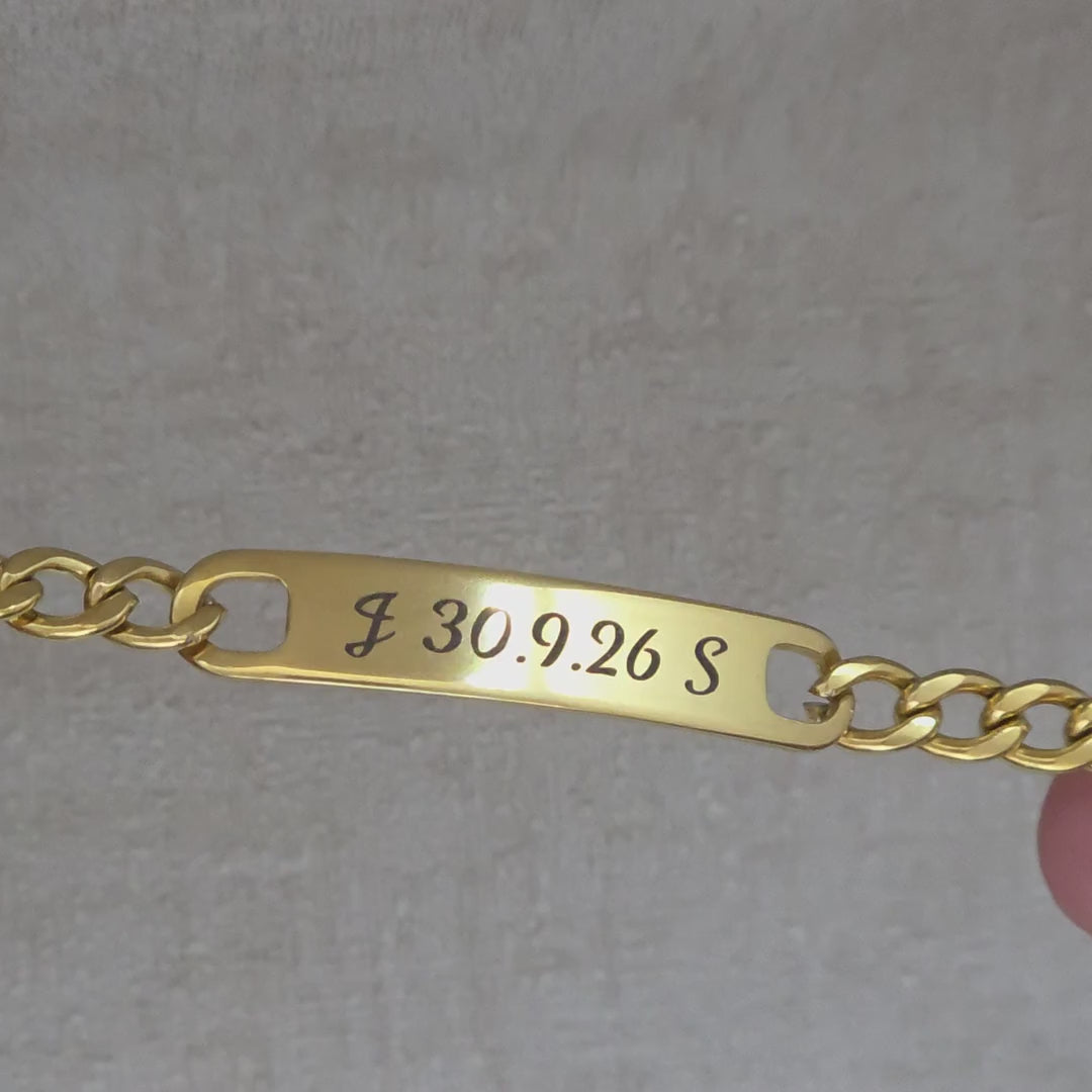 Goldfarbenes ID Armband Big mit Initialen und Datum vorn sowie Textgravur hinten | all-groups