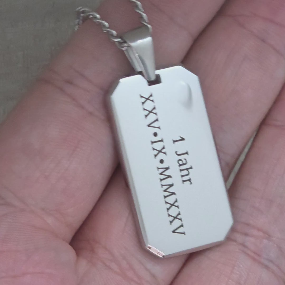 Silberfarbene Modern Dog Tag Halskette mit Datums- und Textgravur auf Vorder- und Rückseite und Laseraufnahme | all-groups