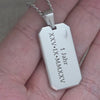 Silberfarbene Modern Dog Tag Halskette mit Datums- und Textgravur auf Vorder- und Rückseite und Laseraufnahme | all-groups