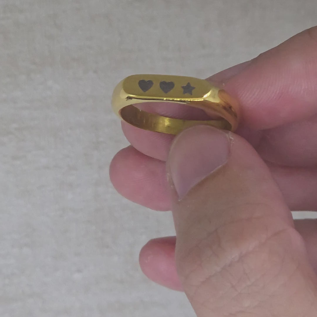 Plate Ring in Gold und Silber mit Motiv- und Initialengravuren sowie Seitenansicht | all-groups
