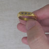 Plate Ring in Gold und Silber mit Motiv- und Initialengravuren sowie Seitenansicht | all-groups