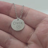 Coin Halskette in Silber und Gold mit Kinderhandschrift, Herzzeichnung, Fingerschwur und Textgravuren all-groups
