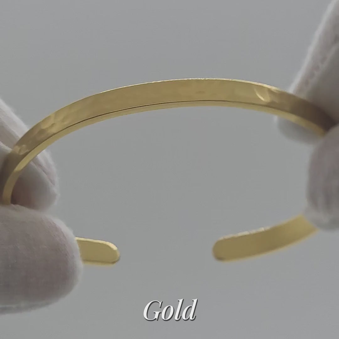 Gehämmerter Armreif mit Innengravur in Silber, Gold, Graphitgrau, Roségold und Schwarz | all-groups