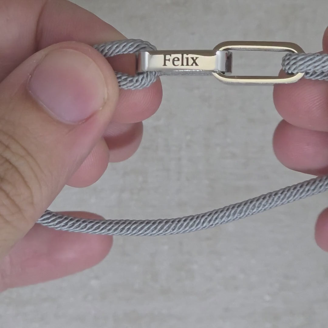 Link-Armband in Grau und Dunkelblau mit Namen, Datum und Initialen graviert; Nahaufnahmen und CARDORI-Schmuckschachtel | all-groups
