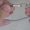 Link-Armband in Grau und Dunkelblau mit Namen, Datum und Initialen graviert; Nahaufnahmen und CARDORI-Schmuckschachtel | all-groups