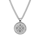 Silberfarbene Relic Coin Halskette mit vier Initialen auf weißem Hintergrund; digitale Gravurvorschau.