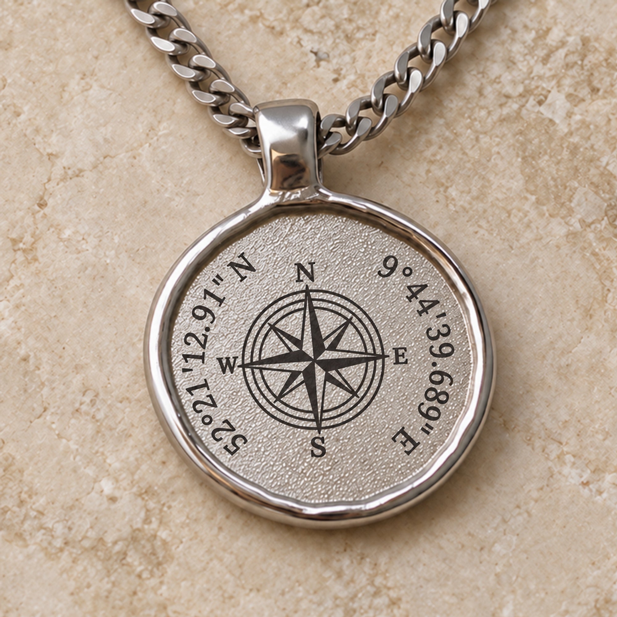 Silberfarbener Relic Coin Anhänger mit digitalem Kompassmotiv und Koordinaten. all-groups